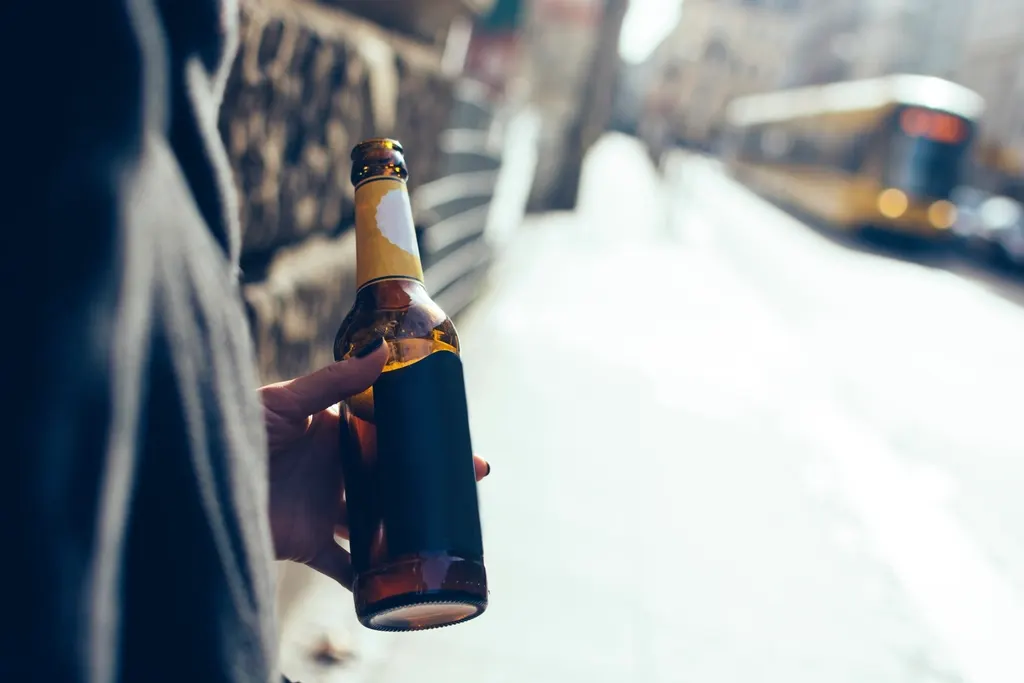お酒を飲むと眠りが浅い理由とは?睡眠の質と飲酒の科学